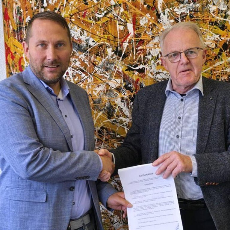 Jóhannes Torfason, framkvæmdastjóri Ámundakinnar og Arnar Þórisson, forstjóri Líflands, við undirritun kaupsamningsins. MYND: Pétur Friðjónsson.