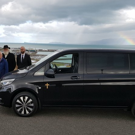 Glæsilegur líkbíll var afhentur kirkjusóknum í Skagafirði í síðustu viku. F.v. Ingólfur Guðmundsson, forseti Kiwanisklúbbsins Drangeyjar, sr. Gísli Gunnarsson, Kristín Bjarnadóttir, Böðvar Finnbogason, Ingimar Jóhannsson, Agnar Gunnarsson og Jón Hörður Elíasson. Myndir: PF