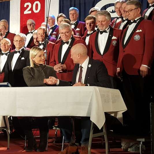 Mynd: Lilja Dögg Alfreðsdóttir, mennta- og menningarmálaráðherra og Stefán Vagn Stefánsson, formaður byggðaráðs Svf. Skagafjarðar, við undirskrift viljayfirlýsingu stjórnvalda um að leggja fjármuni í uppbyggingu menningarhúss á Sauðárkróki. Karlakórinn Heimir var vottur að undirskriftinni en hann söng nokkur vel valin lög við setningu Atvinnulífssýningarinnar á laugardag. Mynd: PF