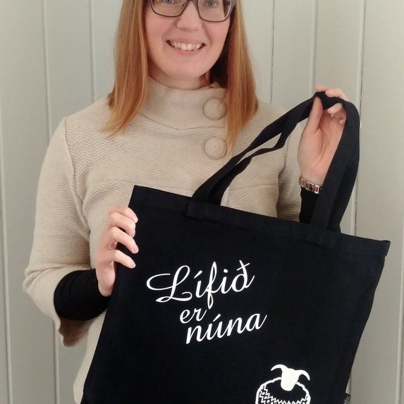 Lilja heldur hér á sýnishorni af töskunum en hver taska er sérútbúin og því eru engar tvær nákvæmlega eins. Aðsend mynd.
