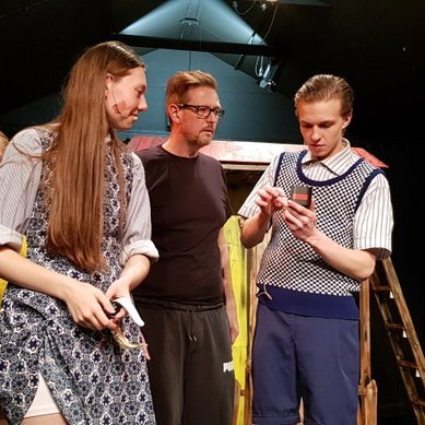 Pétur Guðjónsson, leikstjóri, leiðbeinir leikurunum Emilíönu Lillý sem leikur Línu, Kristínu Björgu sem leikur Önnu og Ásbirni Waage sem leikur Tomma. Mynd: PF.