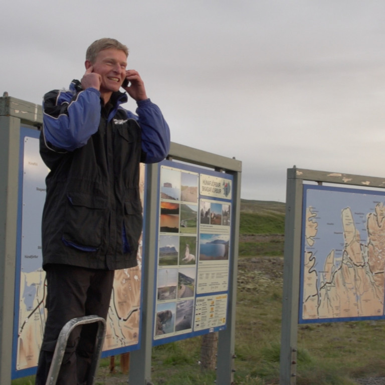 Mynd: Hrafn Margeirsson flytur ræðu við vígslu skiltis sem stendur við Arnarstapa og undirstrikar mótmæli gegn Blöndulínu 3. Mynd: Ólafur Rögnvaldsson.