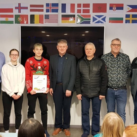 Óskar Björnsson, skólastjóri, Una Karen Guðmundsdóttir og Jón Gabríel R. Marteinsson, fulltrúar skólans, Alfreð Guðmundsson, formaður Lionsklúbbs Sauðárkróks og fulltrúar hans; Bragi Haraldsson, Gunnar Björn Ásgeirsson og Rögnvaldur Valbergsson. Fyrir ofan hópinn má sjá þjóðfána allra nemenda skólans. Mynd: PF.