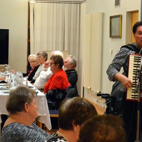 Geirmundur þenur nikkuna eins og honum er einum er lagið. Mynd af FB síðu Löngumýrar.