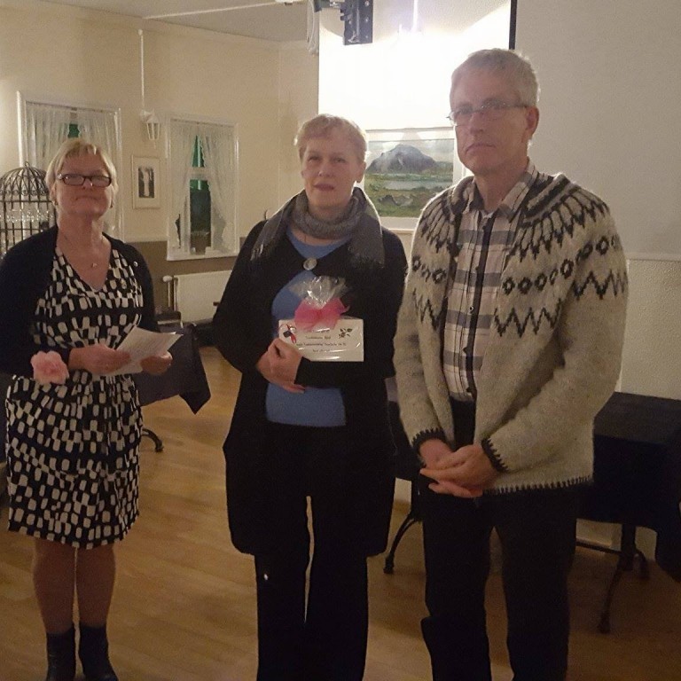 Svava Svavarsdóttir formaður Lionsklúbbsins Bjarkar afhendir Maríu Reykdal og Guðmundi Gunnarssyni, hjá Krabbabeinsfélagi Skagafjarðar, styrkinn.