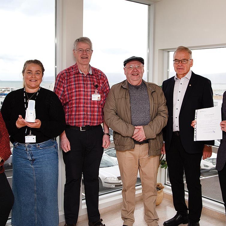 Kristrún Snjólfsdóttir, Anna María Oddsdóttir með nýja mælinn, Þorsteinn Þorsteinsson, Halldór Hjálmarsson, Jón Eðvald Friðriksson og Valgeir Kárason. MYND GG