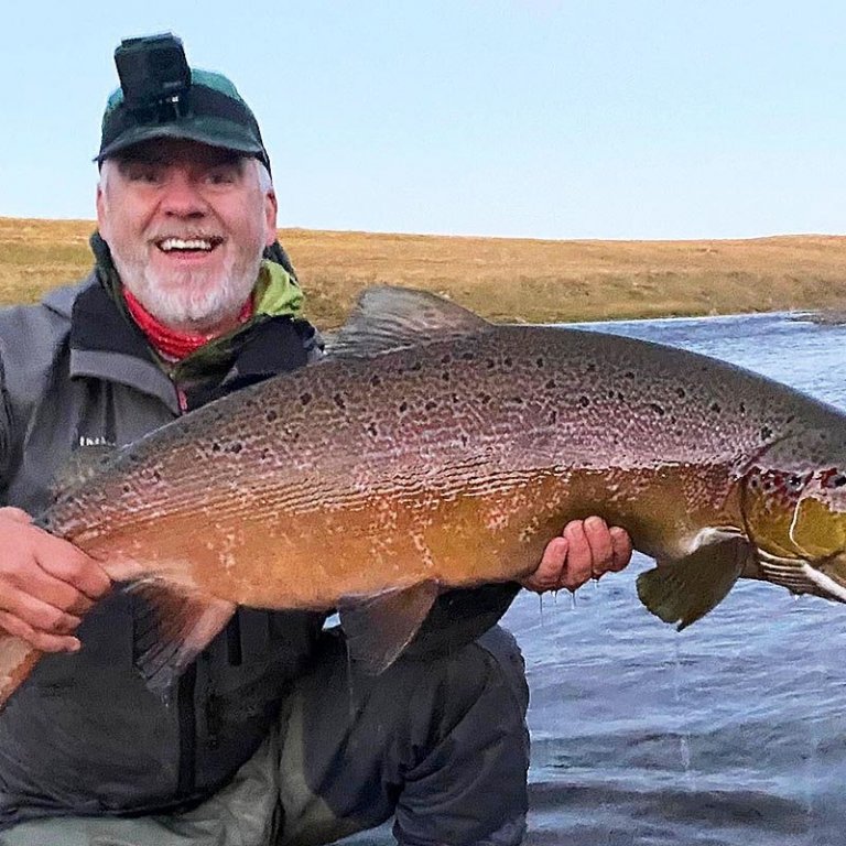 Hér má sjá Stebba Lísu sáttan með hundraðkallinn sinn, 101 sentimetra golla sem hann dró á land í Grjóthyl í Miðfjarðará 14. september síðastliðinn, sennilega stærsti laxinn úr ánni í sumar. Var þetta easy peacy löndun? „Nei, stóð í nærri 40 mínútur, róleg en löng barátta og Bjartur aðstoðaði mig við þessa löndun,“ segir Stebbi. Hann og Bjartur eru báðir Skagfirðingar þó þeir búi nú sunnan heiða. MYND AÐSEND