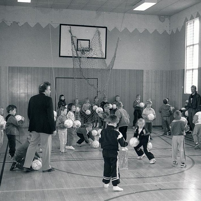 Boltadagur hjá 6 ára bekk Barnaskóla Sauðárkróks - 20. maí 1988. Þarna má m.a. sjá Björn skólastjóra Björnsson. MYND FRÁ HSK