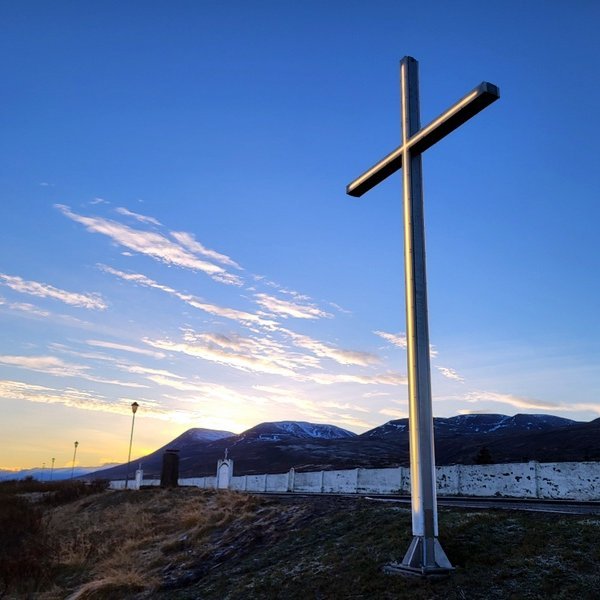 Nýr kross úr ryðfríu stáli tekur við af 60 ára gömlum ljósakrossi sem marga norðanáttina hefur staðið á brún Nafa við kirkjugarðinn á Sauðárkróki. Mynd: PF.