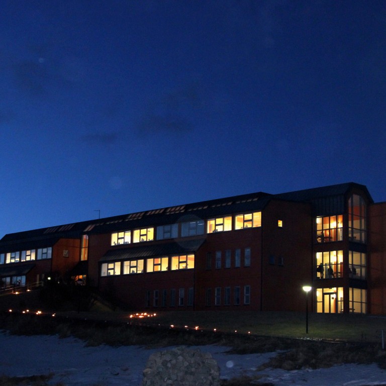 Lést í umferðarslysi