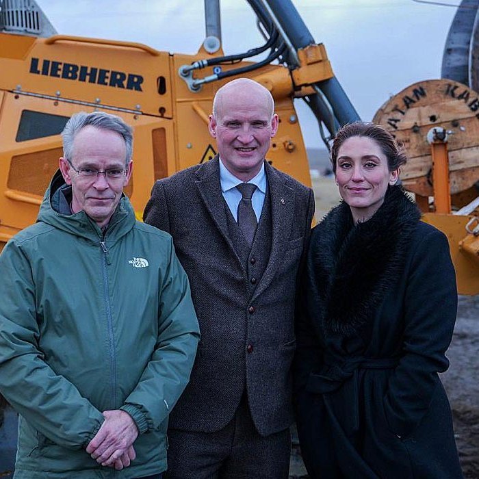Magnús Hauksson, framkvæmdastjóri Öryggisfjarskipta, Eyjólfur Ármannsson innviðaráðherra og Alexandra Jóhannesdóttir, sveitarstjóri Skagastrandar stilltu sér upp fyrir framan vinnuvélarnar á Skagaströnd. Þær hafa verið notaðar við að leggja ljósleiðara og tryggja tvítengingu fyrir svæðið. MYND AF STJORNARRADID.IS