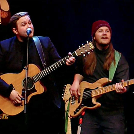 Sigvaldi með kassagítarinn ásamt Snorra félaga sínum sem valinn var besti bassaleikari Músíktilrauna. SKJÁSKOT AF RÚV.IS