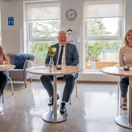 Við undirritun samningsins Elsa. B. Friðfinnsdóttir, skrifstofustjóri í heilbrigðisráðuneytinu, Sigurður Ingi Jóhannsson, samgöngu- og sveitarstjórnarráðherra og Erna Magnúsdóttir, forstöðukona Ljóssins. Aðsend mynd.