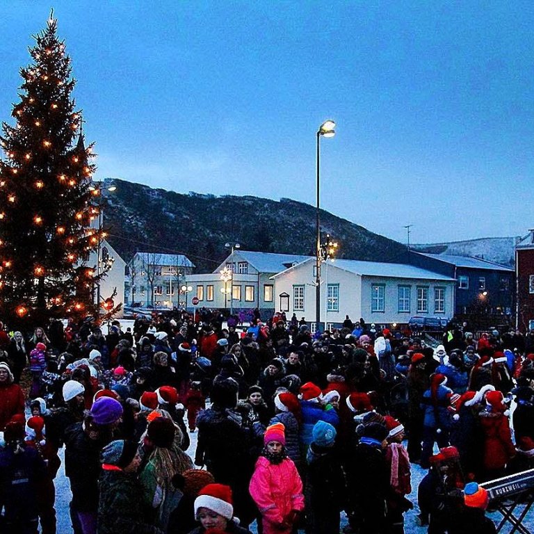 Frá tendrun ljósa á jólatrénu á Krikjutorgi 2015. Þarna var tréð norskt en að þessu sinni var tréð fellt í Skógarhlíðinni ofan Sauðárkróks og þar með spöruð nokkur mikilvæg kolefnisspor. MYND: ÓAB