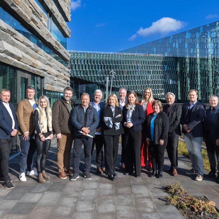 Fulltrúar 17 sveitarfélaga af þeim 25 sem taka þátt í verkefninu voru viðstaddir undirritunina sem fram fór í háskóla-, iðnaðar- og nýsköpunarráðuneytinu. Mynd: Sigurjón Ragnar.