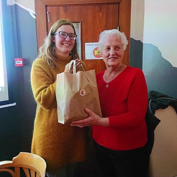 Lilja Gunnlaugsdóttir afhendir Hildi Eiríksdóttur verðlaun sem hún tók við fyrir hönd dóttur sinnar,  Katrínar Magnúsdóttur, sem átti sigurmyndina, Messa í Ábæjarkirkju. AÐSEND MYND