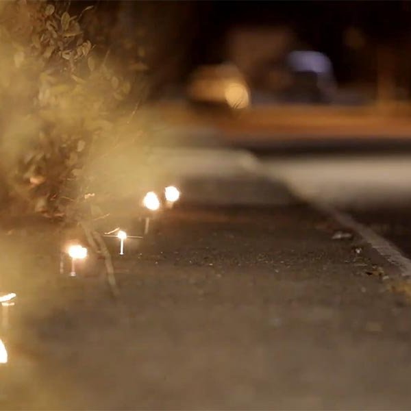 Fólk sýndi samhug og víða mátti sjá loga á kertum. Myndin er skjáskot úr myndbandi sem Davíð Már setti á netið.