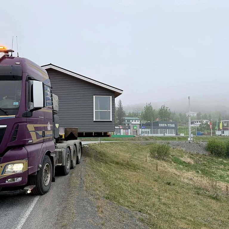 Beygjan tekin í Varmahlíð. Fleiri myndir frá flurningunum má sjá á Facebook-síðu Lögreglunnar Noruðurlandi vestra. MYND: LNV
