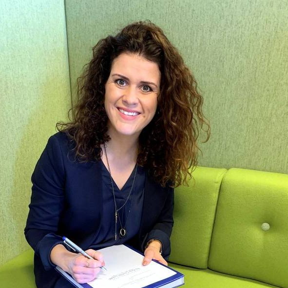 Þórdís Kolbrún Reykfjörð Gylfadóttir, ferðamálaráðherra, undirritar úthlutunarreglur Lóu. Mynd af stjornarradid.is.