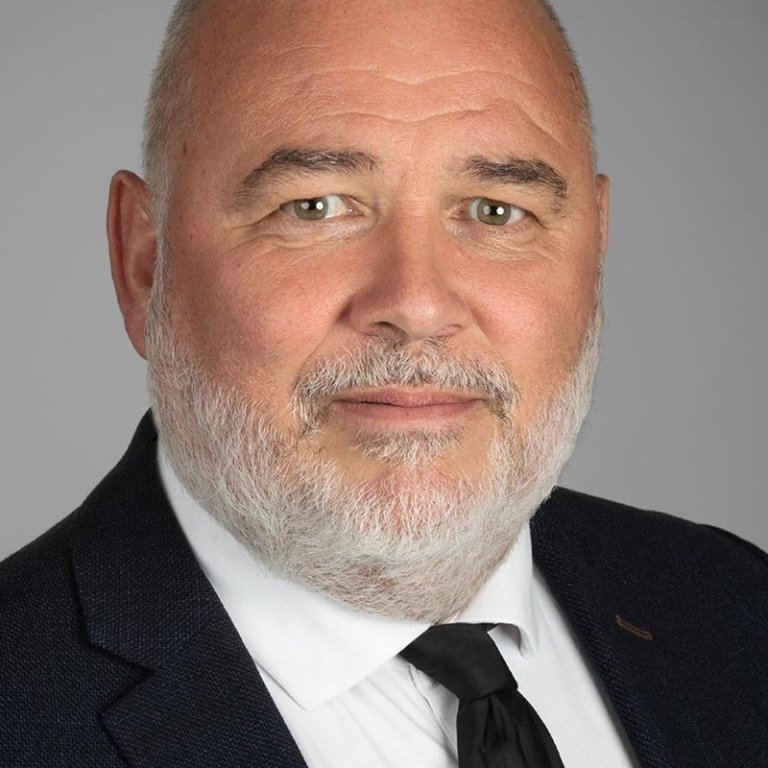 Logi Einarsson ráðherra og heiðurssöngvar Skriðjpkla. MYND AF ALÞINGI.IS