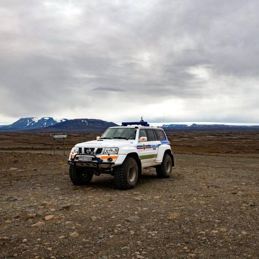 Við umdæmamörk Lögreglunnar á Suðurlandi og Lögreglunnar á Norðurlandi vestra, skammt norðan við Kerlingarfjöll. Mynd: Facebooksíða Lögreglunnar á Nl. vestra, ljósmyndari Höskuldur B. Erlingsson.