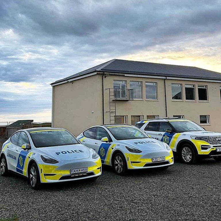 Lögreglufbilaflotinn framan við grunnskólann. Myndin er tekin á Hofsósi, við tjéðan körfuboltavöll. MYND: LNV