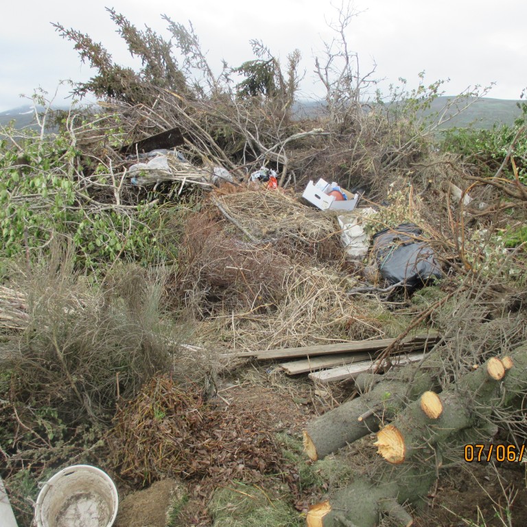 Eins og sjá má kennir ýmislegs annars en grasa, þar sem ætlast er til að garðaúrgangur sé losaður án umbúða eins og plastpoka.