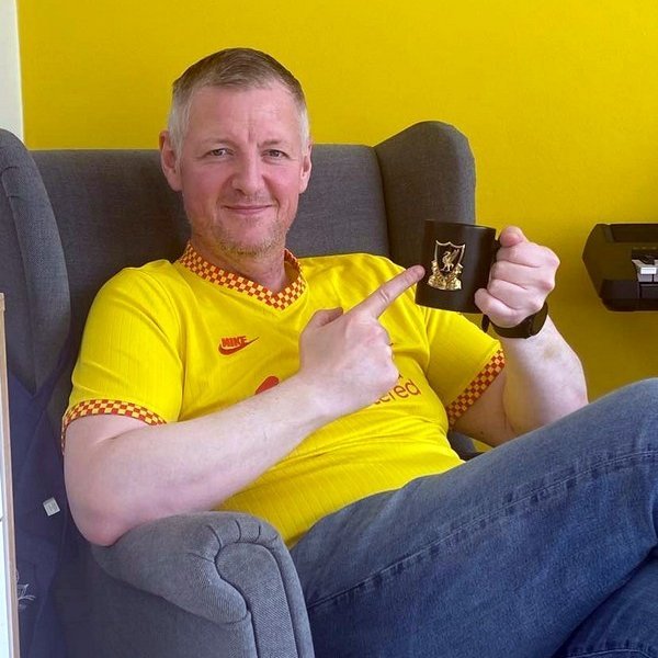 Jón Örn í búning með forláta könnu sem hann fékk að gjöf frá vini sínum.