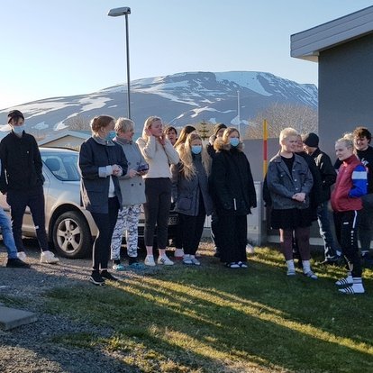 Leikarar og starfsfólk LS að loknum aráttusöng til Regínu. Mynd: PF.