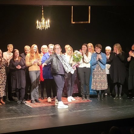 Í lok frumsýningar á leikritinu Á svið eftir Rick Abbot í þýðingu Guðjóns Ólafssonar. Leikarar og starfsfólk ásamt formanni, Sigurlaugu Dóru Ingimundardóttur, og  Ingrid Jónsdóttur, leikstjóra. Mynd: PF.