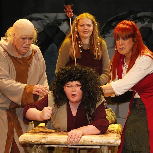 Uppfærsla LS á Ronju ræningjadóttur krefst fjölmenns leikhóps en 24 leikarar stíga á svið í hinum ýmsu gervum. Hér eru Elva Björk Guðmundsdóttir, Emelíana Lillý Guðbrandsdóttir og Sólveig Fjólmundsdóttir í hlutverkum sínum að sinna ræningjanum sem Hlífar Óli Dagsson leikur.Mynd: Gunnhildur Gísladóttir.