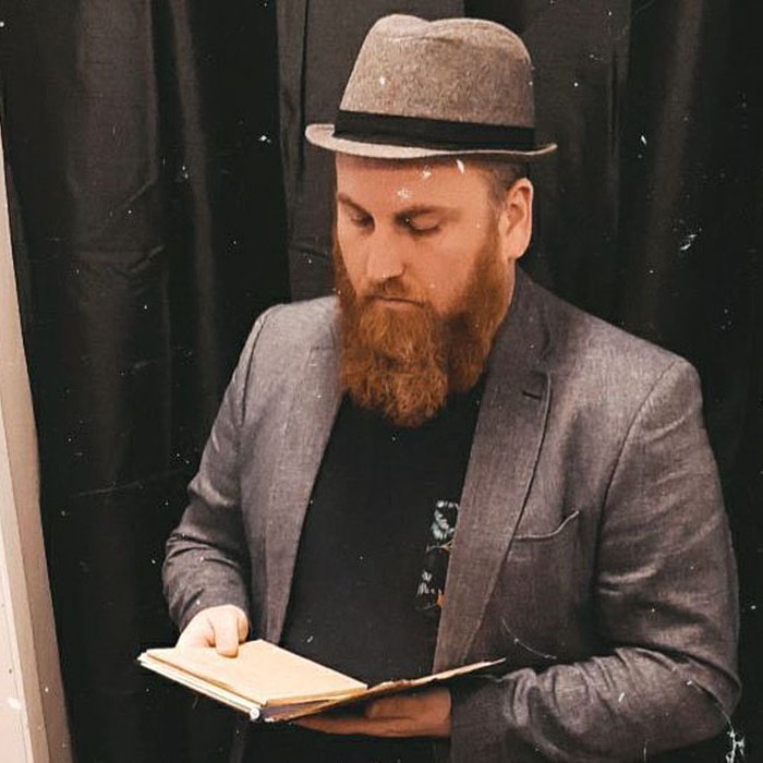 Björgin Gunnarsson, eða Lubbi klettaskáld, les úr verkum sínum. MYND AF NETINU