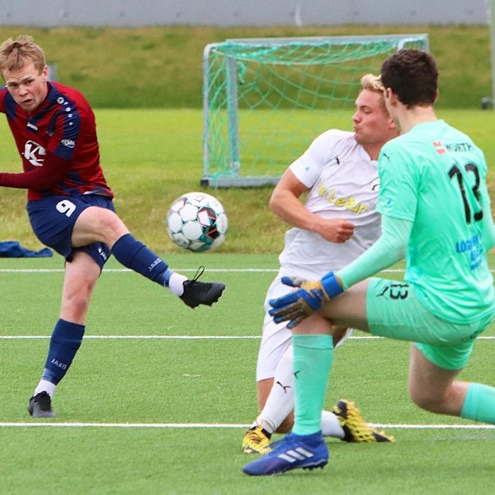 Luke Rae í góðu færi eftir að hafa leikið vörn gestanna illa. MYND: ÓAB