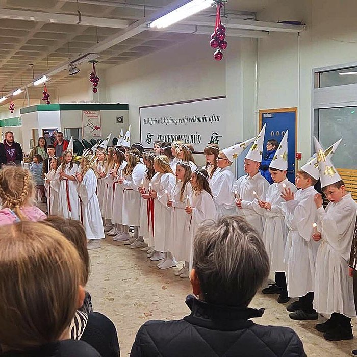 Það var margt um manninn í Skaffó þegar Lúsíur mættu. MYND: SG