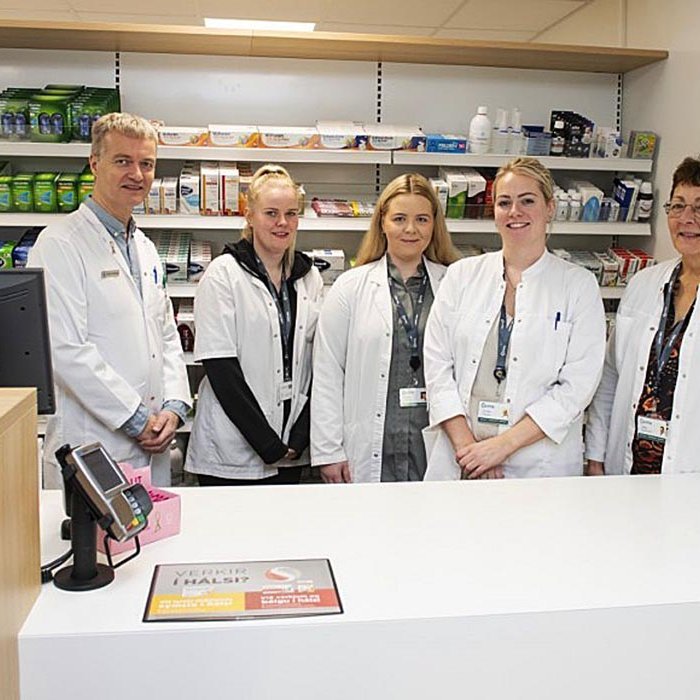 Glaðbeitt starfsfólk Lyfju. Frá vinstri: Friðþjófur Már Sigurðsson, lyfsali, Arnrún Ösp Guðjónsdóttir, Elín Ósk Björnsdóttir, Elín Ósk Guðmundsdóttir og Margrét Hallbjörnsdóttir.  MYND: Húni.is / Höskuldur B. Erlingsson