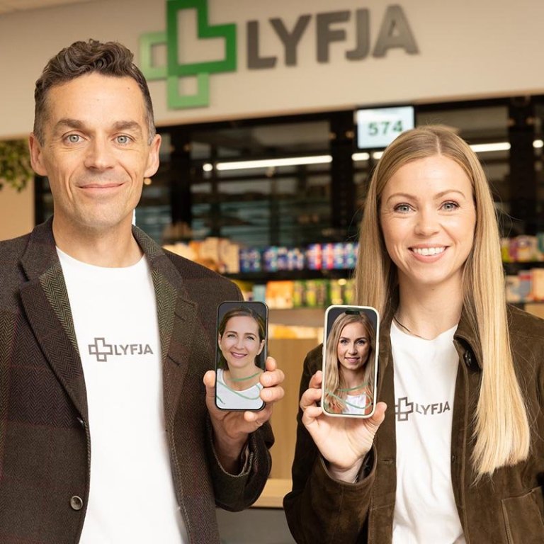 Á mynd: Þorvaldur Einarsson, framkvæmdastjóri tæknisviðs Lyfju og Karen Ósk Gylfadóttir, framkvæmdastjóri Lyfju með sálfræðingum Mín líðan í Lyfju appinu. AÐSEND MYND