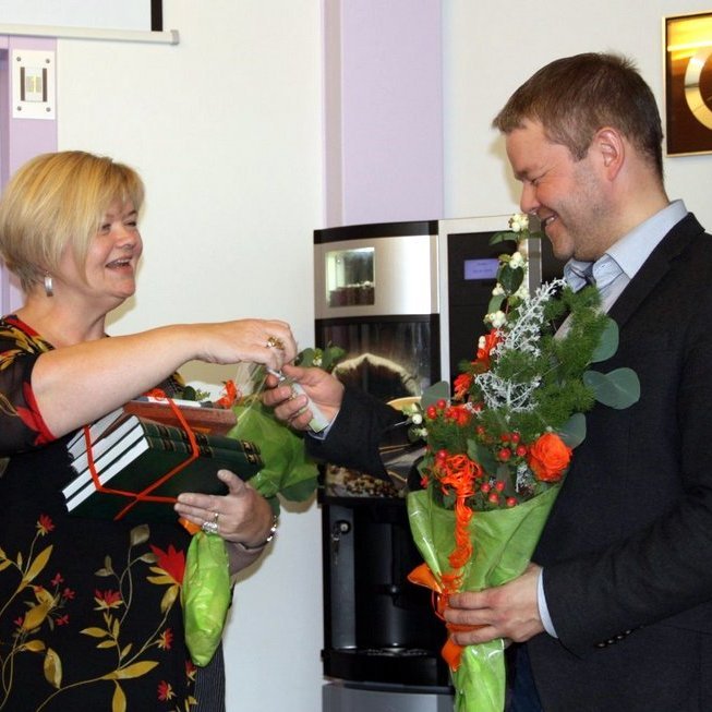 Lyklarnir skipta um hendur. Mynd: skagafjordur.is.