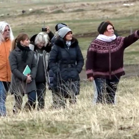 Evelyn Ýr tekur á móti ferðamönnum og sýnir þeim staðinn. Skjáskot af vídeói.