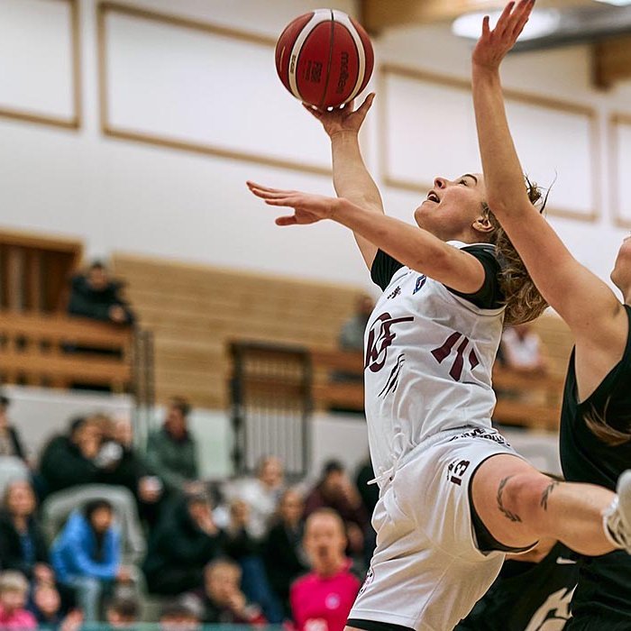 Maddie í baráttunni gegn KR á dögunum. Í gær var hún einni stoðsendingu frá því að krækja í þrefalda tvennu. MYND: SIGURÐUR INGI