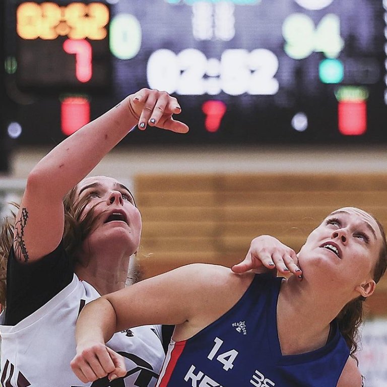 Maddie Sutton í baráttunni undir körfunni eins og svo oft aður. MYND: DAVÍÐ MÁR