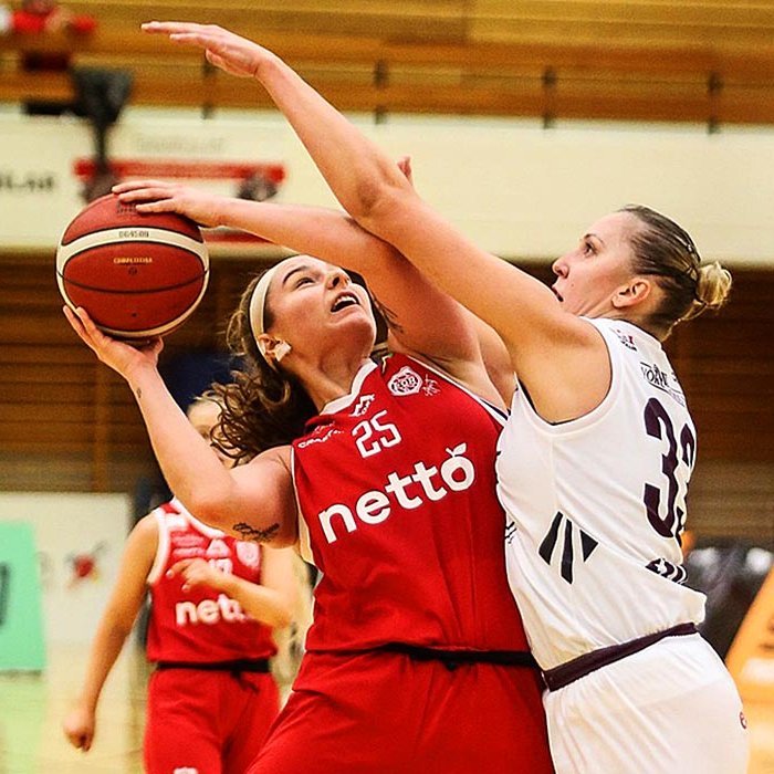 Maddie Sutton og Emese Vida háðu mikla baráttu undir körfunni í gær. Maddie hafði betur því Emese komst snemma í villuvandræði. MYND: HJALTI ÁRNA