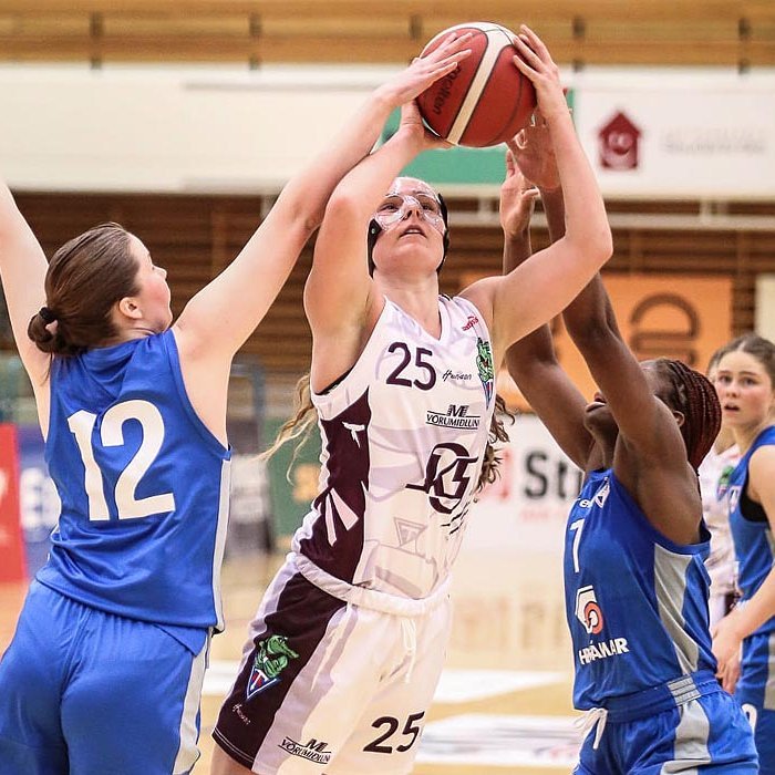 Maddie Sutton var með enn einn stórleikinn á laugardag. Hér er hún í baráttunni í leik fyrr í desember. MYND: HJALTI ÁRNA