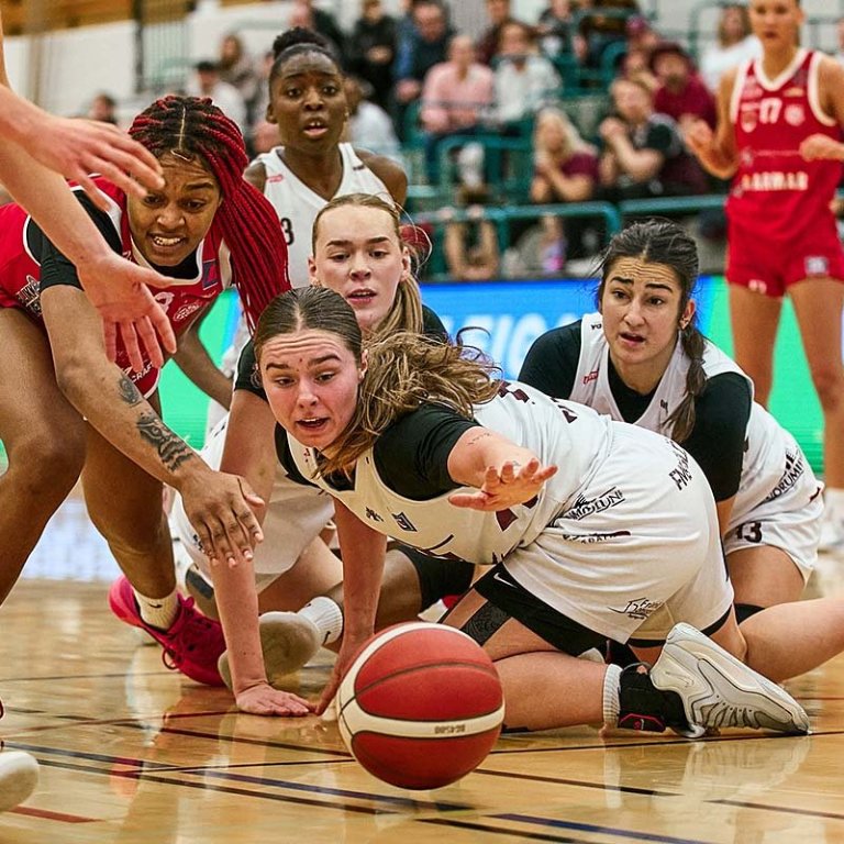 Maddie og stöllur í baráttu um boltann. MYNDIR: ©SIGURÐUR INGI