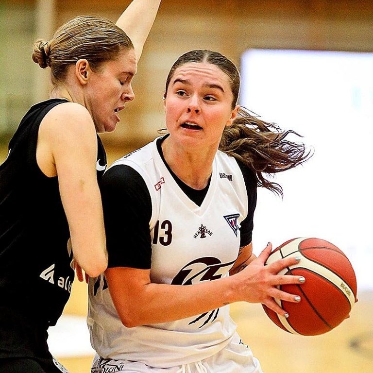 Maddie Sutton sækir að körfu KR. MYND: HJALTI ÁRNA