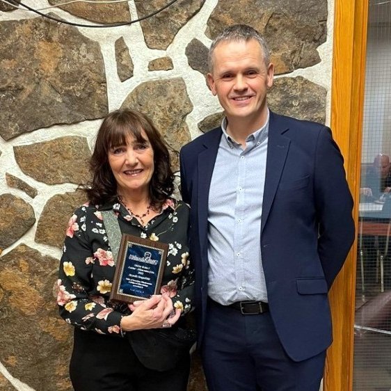 Auðunn S. Sigurðsson afhenti Bryndísi viðurkenningarskjöld frá Húnahorninu. Mynd: Huni.is/Grímur Lárusson.