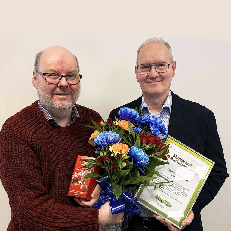 Óli Arnar ritstjóri Feykis afhendir Asgeiri heiðursviðurkenningu og meira til.. MYND: GG