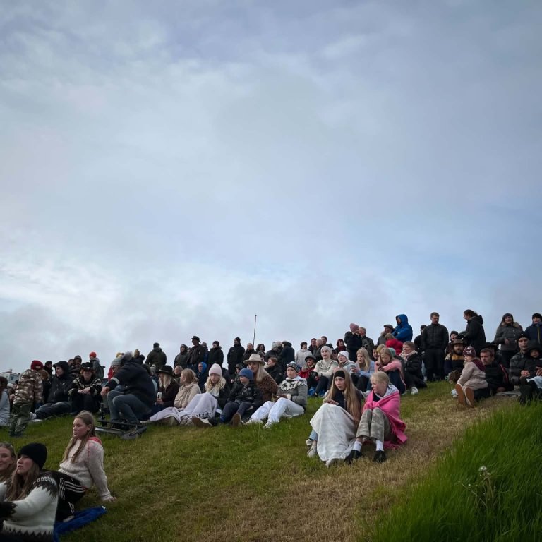 Góð mæting í brekkusöng með Sigvalda