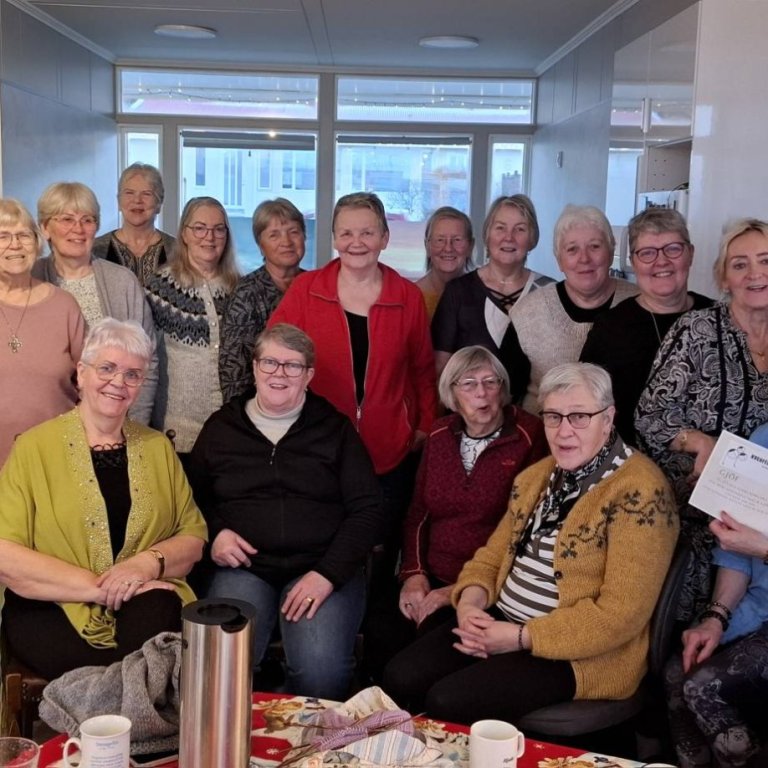 Góð mæting var á prjónastund í morgun þegar kvenfélagskonur mættu. MYND AÐSEND