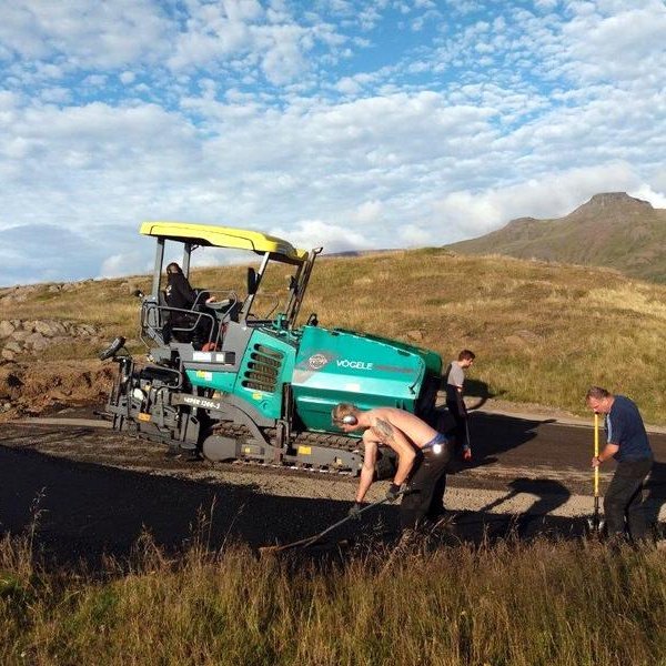 Unnið við malbikun í Spákonufellshöfða. Mynd: Skagastrond.is