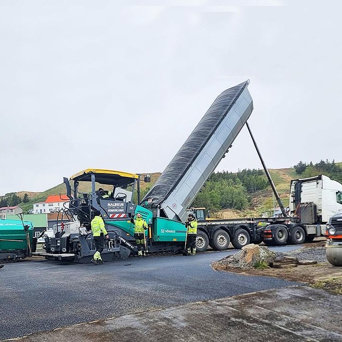 Þeir voru snöggir að leggja malbikið starfsmenn Malbikunar Norðurlands í gær fyrir Vinnuvélar Símonar sem eru verktakar. MYND AF FB